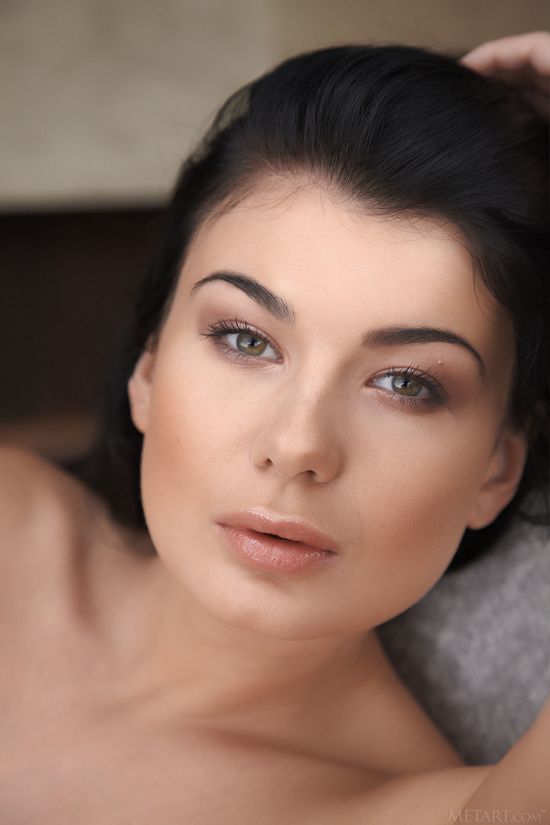 Идеальный макияж брюнетки Lucy Li крупным планом